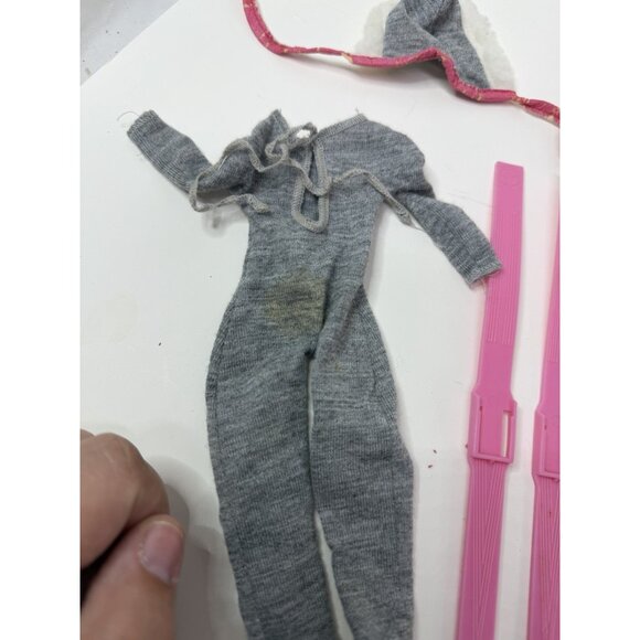Vintage 1983 Ski Party Barbie Designer Collection #7079 Outfit Pink Skis & Poles - Picture 7 of 7